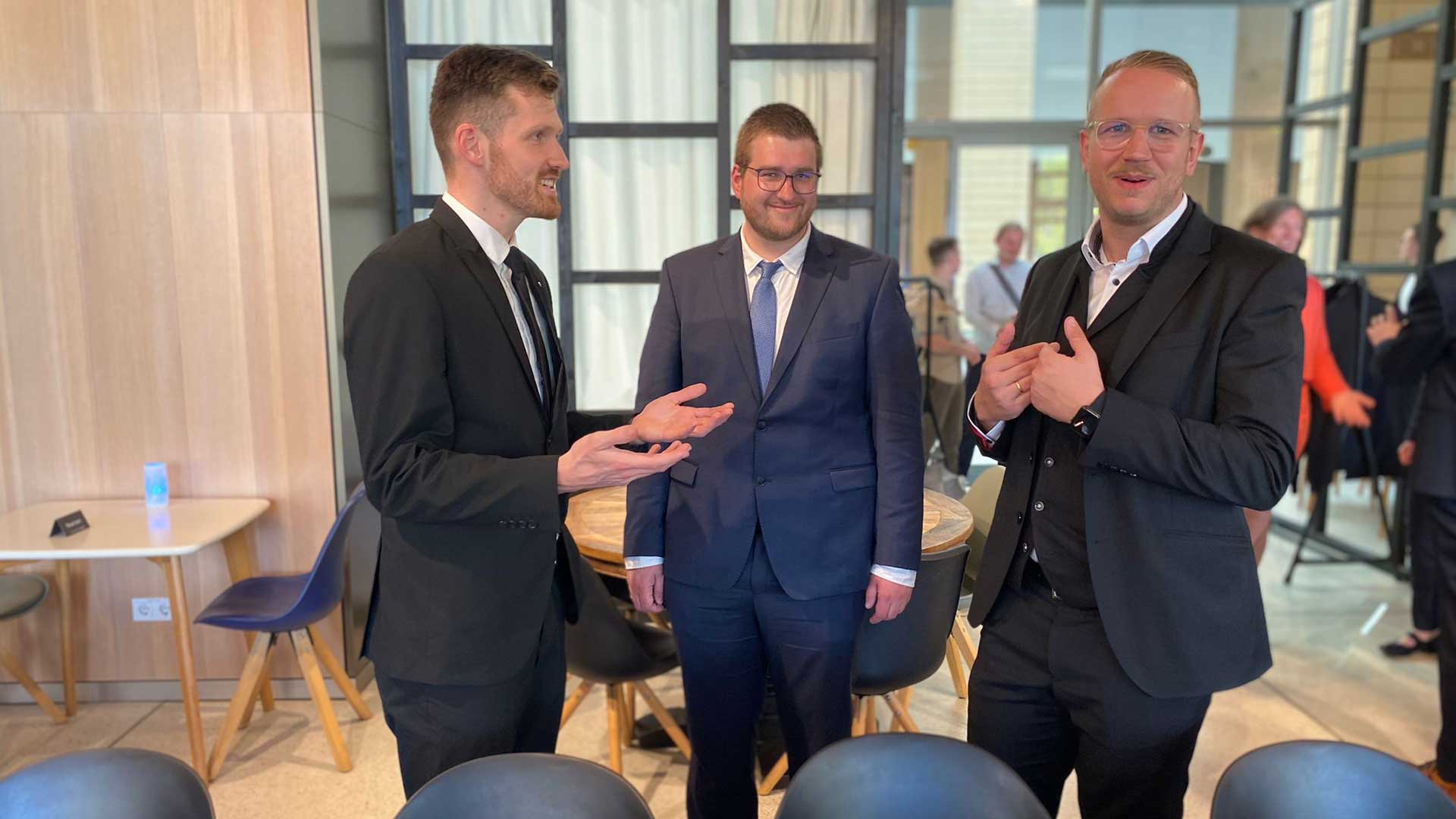Martin mit dem 1. Vorsitzenden von CSI im Gespräch. Im Hintergrund unser Volontär Johannes.